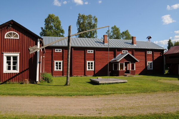 <b>Kotiseutumuseo</b><br>Tutustu myös museoalueen pohjalaistaloihin, jotka on ryhmitelty talousrakennusten kanssa vanhan susipihan tyylisesti.