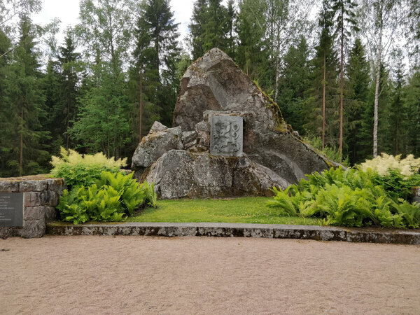 <b>Napuen taistelun muistomerkki</b><br>Napuen taistelu vuonna 1714 oli suuren Pohjan sodan viimeinen Suomessa käyty kenttätaistelu, jossa kaatui noin 1500 venäläistä ja 3000 suomalaista. Taistelun muistoa kunnioittaa vaikuttava Matti Visannin suunnittelema muistomerkki.<br/><br/>