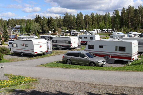 <b>Karavaanareille</b><br>Viihdekeskuksen naapurissa sijaitsee 140-paikkainen karavaanialue SFC Kalliojärven Lukkuhaka.