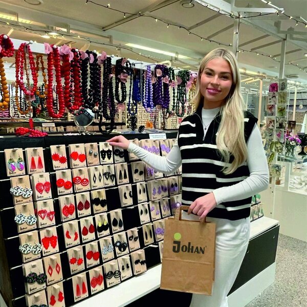 <b>Johan-Puu Oy Tehtaanmyymälä ja kahvila-ravintola</b><br>Kahvittele, lounasta, kokousta ja shoppaile kotimaisia puutuotteita! Akkaansilta-salissa on viihtyisät kokoustilat jopa sadalle ihmiselle.<br/><br/>Vainionraitti 4, 61550 Orismala