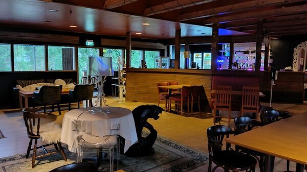<b>Kalliojärvi Rocks -ravintola</b><br>Rantaravintolasta saat kahvia, virvokkeita ja leivonnaisia sekä grilliruokia ja á la carte -listan antimia.<br/></br>Kortesluomantie 146, 61550 Orismala